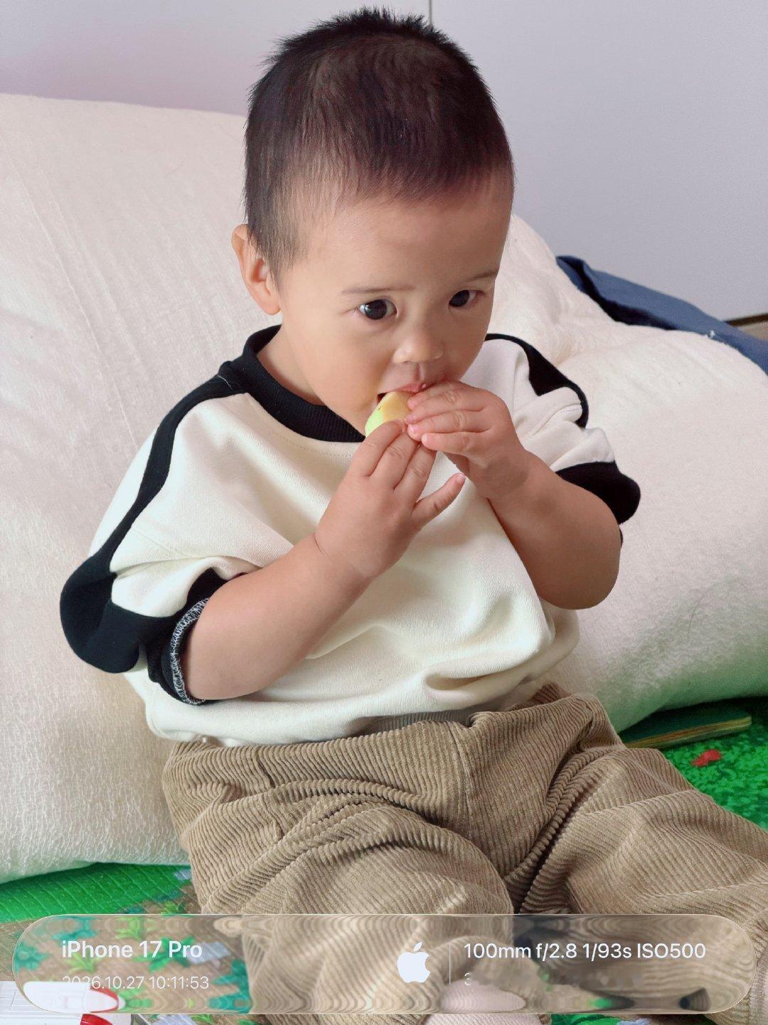 bs！#含糊其辞的蔡康永们在掩饰什么#大是大非面前，模糊的话术、委婉的文字游戏，替代不了明确的底线！只有一个中国，台湾是中国不可分割的一部分！

一位小朋友在悠闲地享受上午茶[偷笑] ​