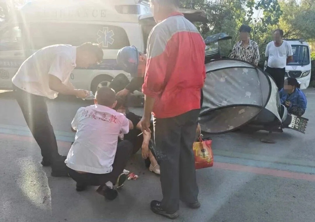 【通话中断，救援未停！铜陵120上演“生死时速”】近日，铜陵120接到一通交通事故求助电话，报警人话未说完便骤然挂断，现场嘈杂难辨有效信息。调度员当机立断，凭借定位信息迅速派单，急救分站一分钟内出车奔赴现场。医护人员途中备齐物资，抵达后迅速评估伤情、止血包扎、固定骨折部位，全程保护伤者头颈，平稳转运至救护车。经动态监测，伤者生命体征平稳。一通中断的电话，一场默契的奔赴，急救人用专业为生命抢得先机！
