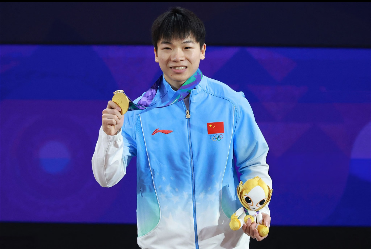 吓一跳，还以为是演员杨洋获得亚运会举重冠军。

北京时间9月24日，中国选手杨洋，在男子举重60公斤决赛中，发挥完美，6次试举全部成功，最终以总成绩304分获得冠军。

这不仅是举重队本届亚运会首枚金牌，也打破了亚运会赛会纪录，真的太厉害了！

这可是杨洋第一次参加亚运会，此前参加中日韩举重邀请赛就