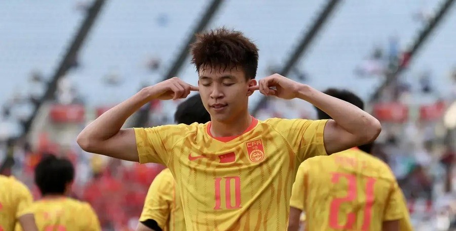 40年首球被浪费！国足U23第66分钟伤退后防线崩了，1:2遭韩国逆转，10月3日14点打铜牌战对手还没定
毛伟杰捂着脸被担架抬下场的那个瞬间，韩国队左路的严智星已经悄悄把主攻方向定在了他留下的那片空当。第82分钟，严智星左路传中，裴峻浩后点头球破门，国足U23从1:0领先到1:2出局，只用了不到一