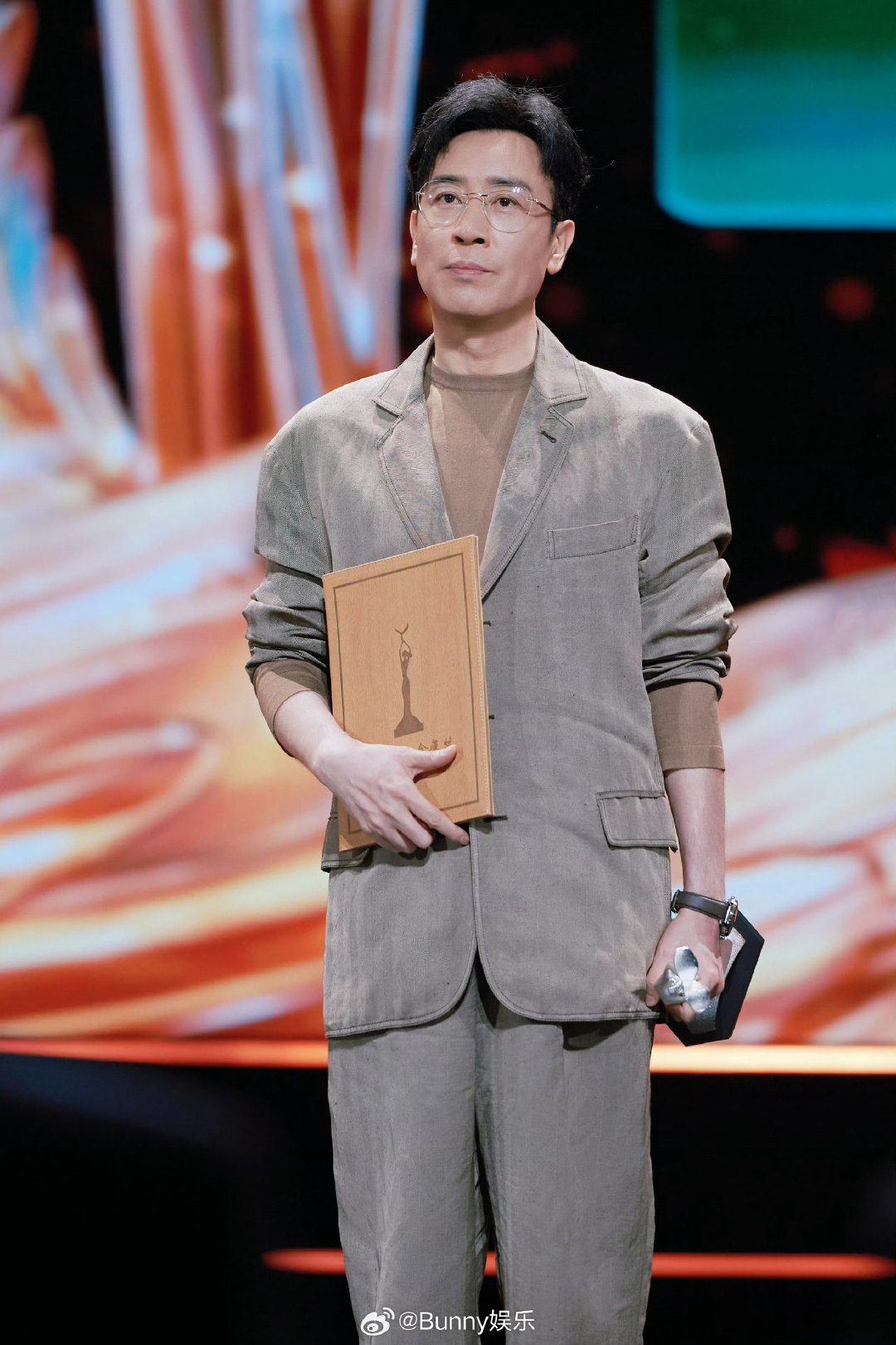 #于和伟2026已经拿了三个最佳男主了#于和伟今年真的赢麻了，三个最佳男主奖杯都快摆不下了吧。他在《沉默的荣耀》里把吴石将军那种隐忍又坚定的劲儿演得太到位了，眼神里全是戏。这种有沉淀的演员拿奖，比那些靠流量拿奖的让人信服一万倍。 ​