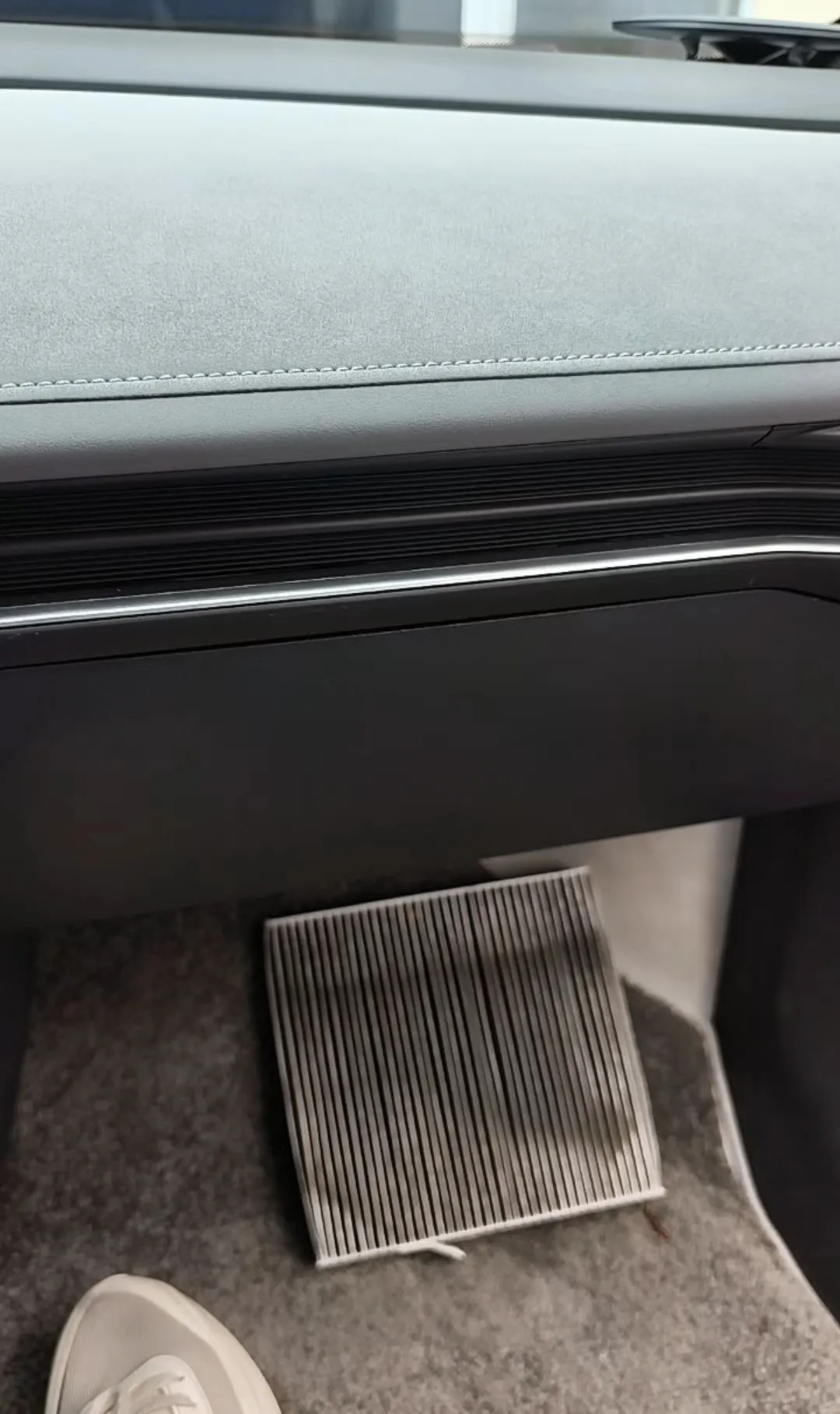 夏天多雨高温，开日产iconN7的兄弟们，一定要记得养护空调！
 
前段时间我开车总感觉怪怪的，空调凉得慢、风软绵绵的，偶尔还有一股潮湿异味，久坐车里很不舒服。研究之后发现，都是长期用车不保养空调导致的。
 
N7的空调滤芯特别容易积攒灰尘、花粉，雨季受潮直接发霉，不仅堵风、影响制冷，车内空气也很差