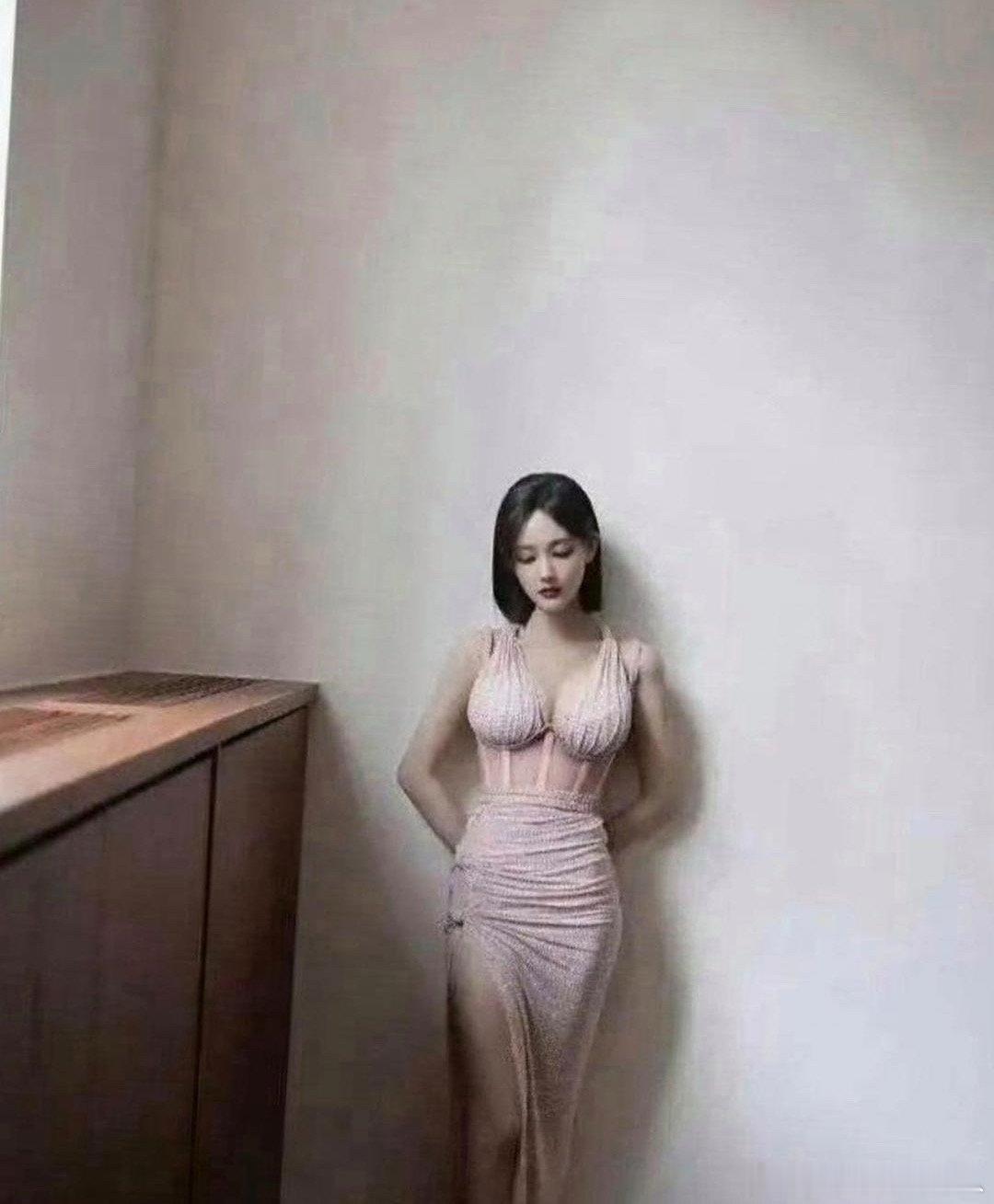 李一桐平时低调不张扬，一穿礼服就藏不住了！瘦而不柴，该有的地方一点不少 ​