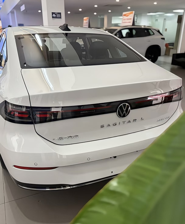 🚗十几万家用轿车大乱斗！换做是你会怎么选？
速腾、朗逸、思域、轩逸、卡罗拉
客户反复对比许久，最后入手速腾🔥
外观大气耐看，整车调校适合家用，油耗友好，兼顾通勤和家庭出行。
说说你的梦中情车～
	
#大众速腾 #选车 #好车 #好车推荐 #车友会 #我的长久座驾 #人生第一辆车 #我的小车车 #是我的梦中情车 #大玩具