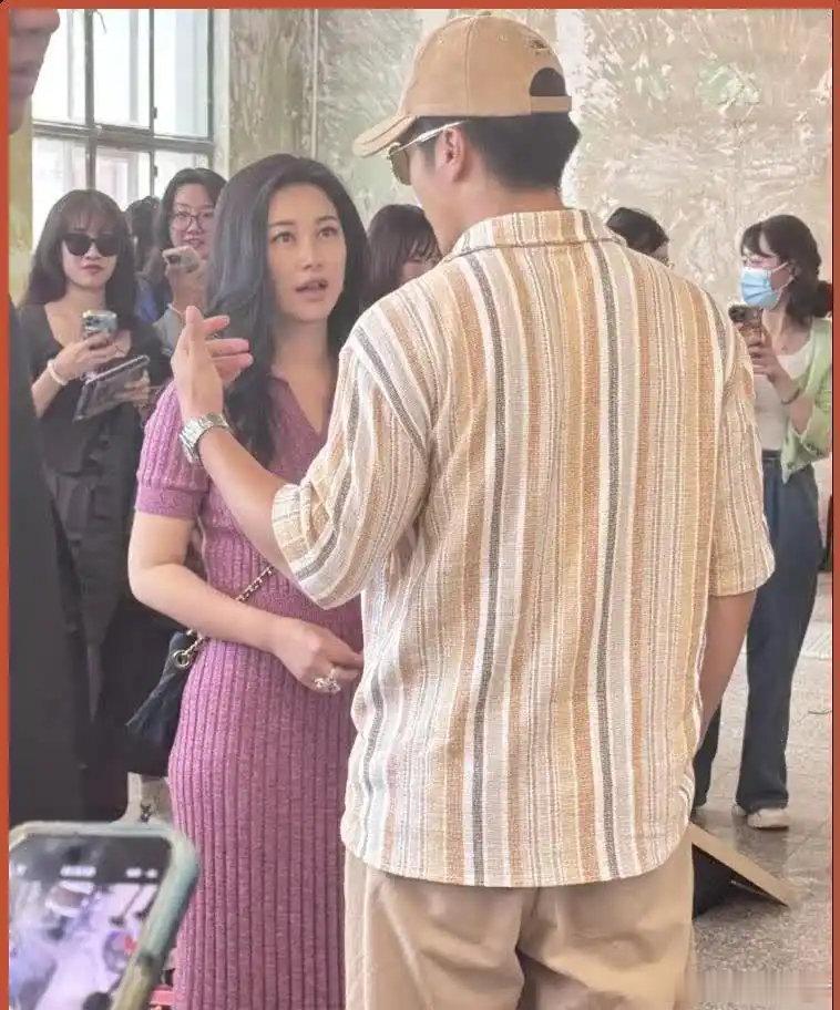 朱珠40岁素颜出街，路人看愣了：不化妆竟然更绝，她老公真是赚大了 ​