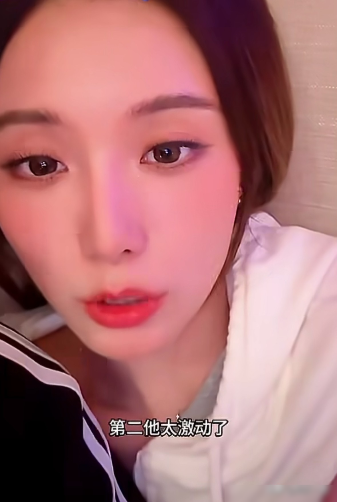 黄子韬一激动就上气不接下气，徐艺洋在直播里直接点破：他有哮喘，语速又快，喘不上来才那样，不是冲谁发火。
一句话把热搜上的暴躁人设拆了。
弹幕天天刷徐艺洋操控黄子韬，她也不绕弯子，说我管着他？他那个脾气谁管得住。我就是知道他什么时候缺氧了，什么时候该喝水了。
俩人上综艺被剪出一堆对抗路名场面，看