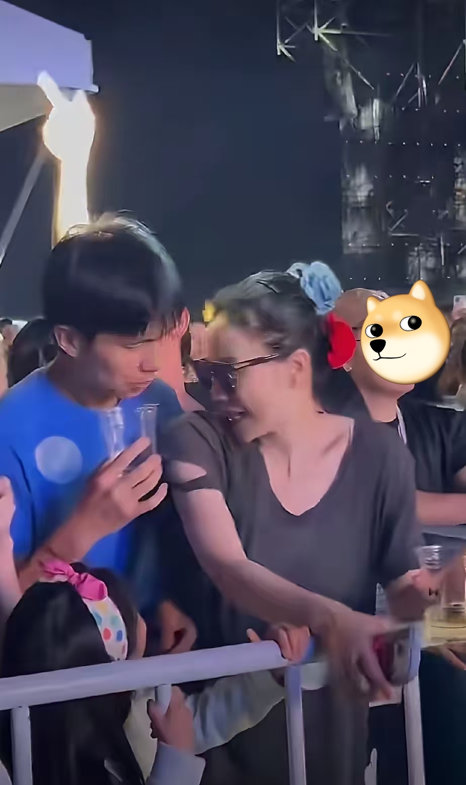 Ryan这波翻车，
不少人替他辩解：
人家是王菲16年的男闺蜜，关系好才没边界感。

可问题是，你跟王菲再熟，关人家陈粒、李嫣什么事？熟人社交的潜规则，就是不拿自己当外人。

但Ryan明显把这套玩脱了，陈粒当场推开竖中指，王菲女儿李嫣被贴耳搂抱，这哪是熟人该有的分寸？

真正的好朋友，是帮对方挡酒
