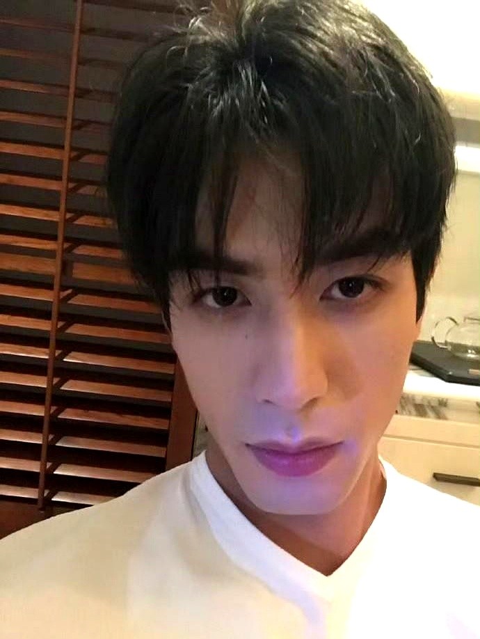 金发配黑框眼镜，宋威龙这组秋日六宫格一出来，评论区直接炸了。

没有硬凹造型，连眼神都透着没睡醒的慵懒。暖光打在优越的下颌线上，硬生生把浓颜系帅哥的凌厉感，揉碎成了干净斯文的书卷气。

镜头里的他，头发被风吹得有些凌乱，隔着屏幕都能感觉到那种不加修饰的鲜活。习惯了他平时的冷感，突然换上这套随性装扮，