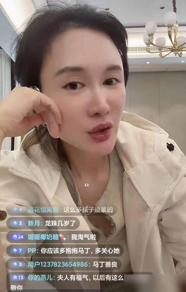 75岁张纪中直播间放话，还要继续生，目标是凑个“龙太子”。
44岁的杜星霖刚生完小龙珠，转头就对着镜头说：越生越聪明，越生越可爱，我们家已经进入良性循环了。她还补了一句，老头子的精力体力比很多年轻人好，也比她好。
张纪中就在旁边笑，说家里再多几个小孩多可爱。
第四胎刚落地，第五胎已经挂嘴上了。