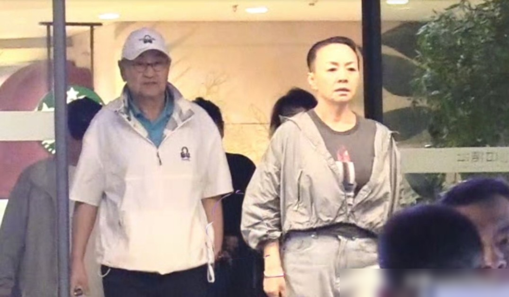 宋丹丹28天闪婚那会，全圈都等着看她笑话。
1997年她刚跟英达离婚不到半年，带着7岁的巴图，男方赵玉吉也带着15岁的女儿，身边朋友都骂她疯了，媒体直接放话这婚撑不过3年。
最近有网友在私人饭局偶遇俩人，65岁的宋丹丹挽着丈夫胳膊，说话时总下意识往对方身边靠，状态松弛得不行。
算下来，这段没人