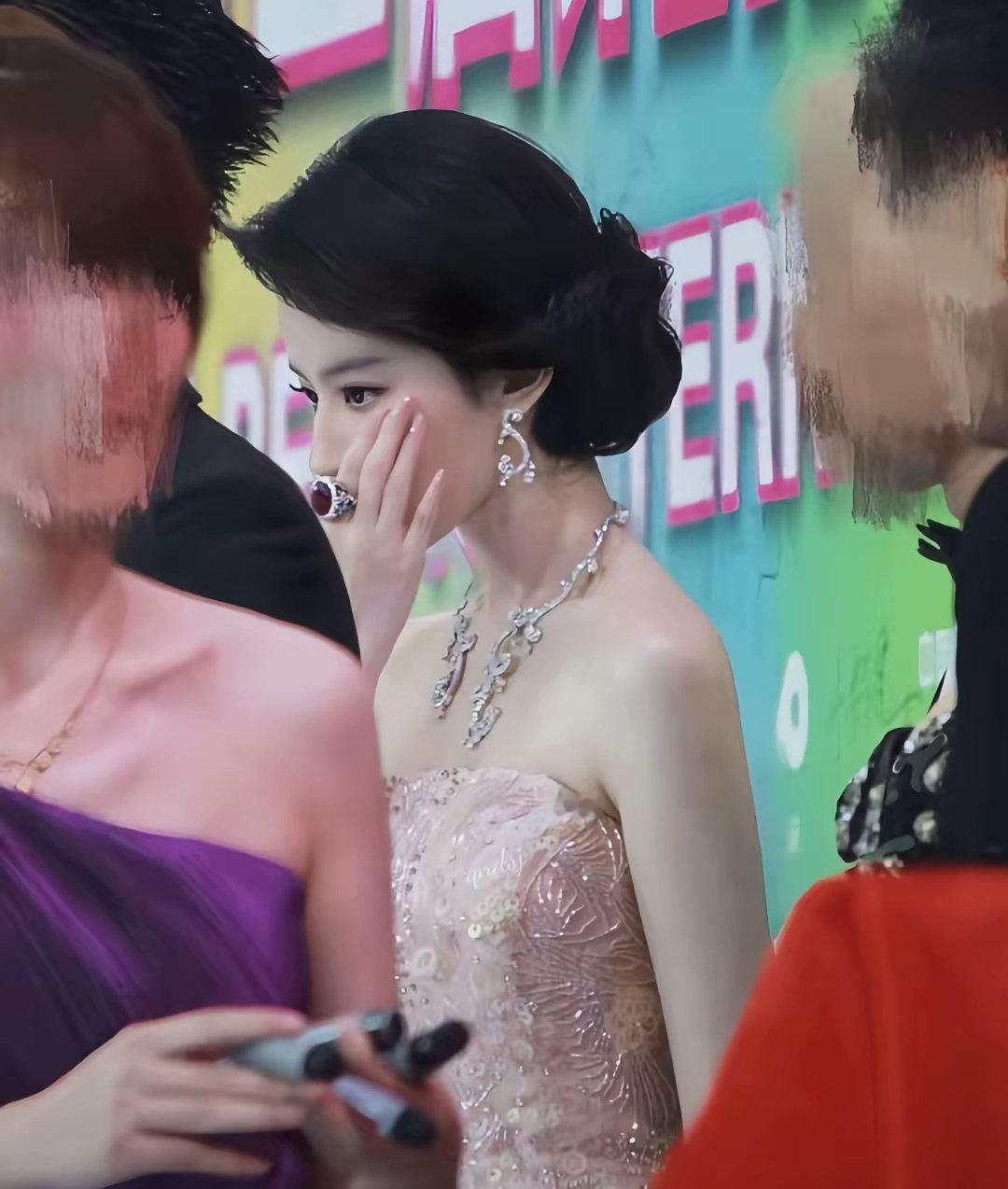 因为粉丝打架又收了张刘亦菲神图，真是美丽 ​