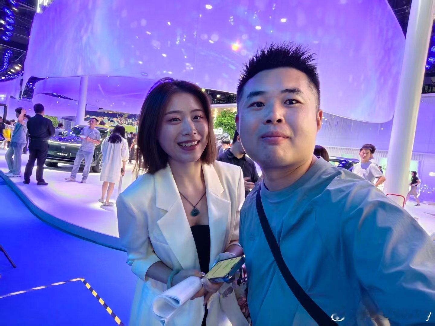 成都车展又告一段落了，碰见了很多朋友，也囤了一些照片，新鲜热乎的新老朋友的同框

让我想起来，每年来成都逛展有的偶遇，今年没遇上只有旧照了，看样子是我没有时间逛展，但会惦记着的有你的笑话。[doge] ​