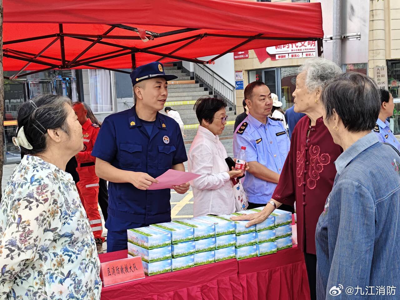 【#蓝焰红心 与你同行# 】为持续夯实社区消防安全基础，提升居民火灾防范意识与初期火情处置能力，10月13日，浔阳区消防救援大队走进湖滨小区开展消防安全设点宣传活动，把消防知识与实操体验送到居民家门口。 ​