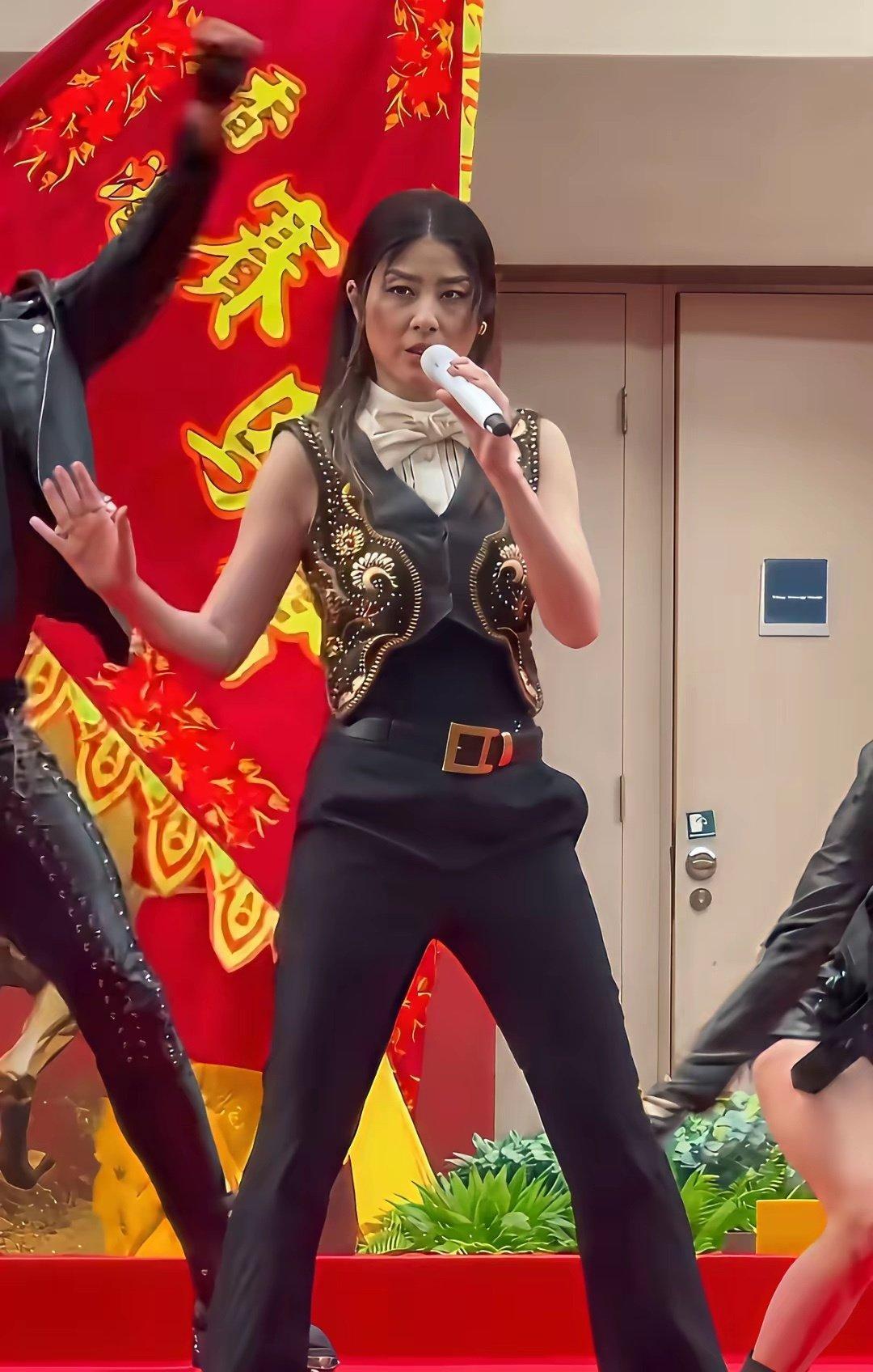 陈慧琳都开始在这种级别的舞台演出了，她不是天后吗 ​​​