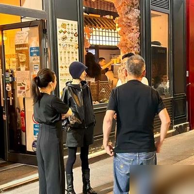鲁豫亲口说，她从来没一顿只吃几粒米。跟金靖对谈，金靖直接问：姐，网上说你数着米粒吃饭，真的假的？鲁豫乐了，说我要真那样，早饿死在二十年前了。这话传了二十多年，源头没人找，版本越传越邪乎。她当年确实瘦到脱相，健康出过问题，现在早缓过来了。可没人关心事实，只爱那个“疯批自律”的梗。最近她还在连轴转，专访