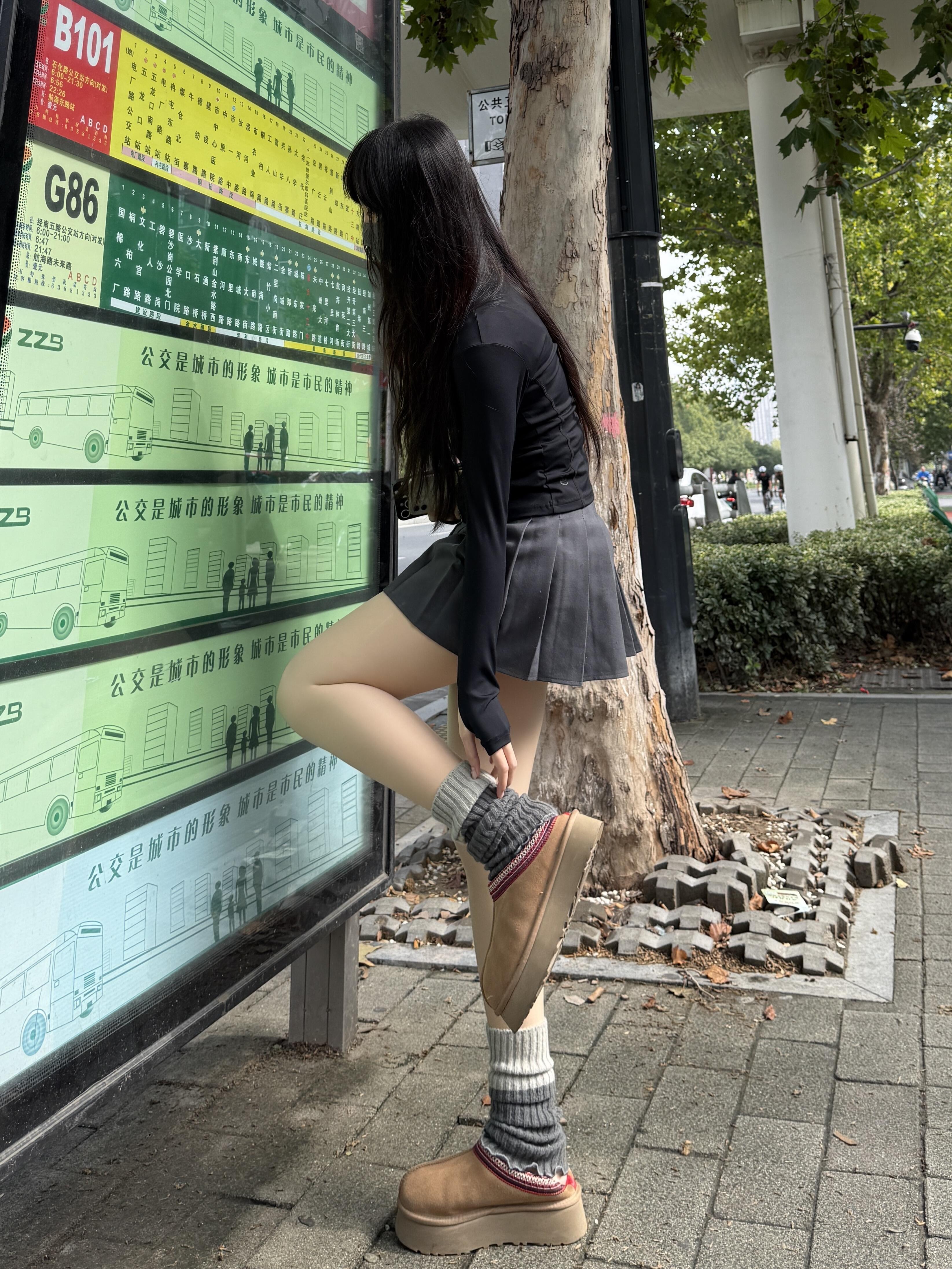 等车偶遇时尚小姐姐，这身搭配太可了！ 黑色百褶裙+肉色丝袜+灰袜套，甜...