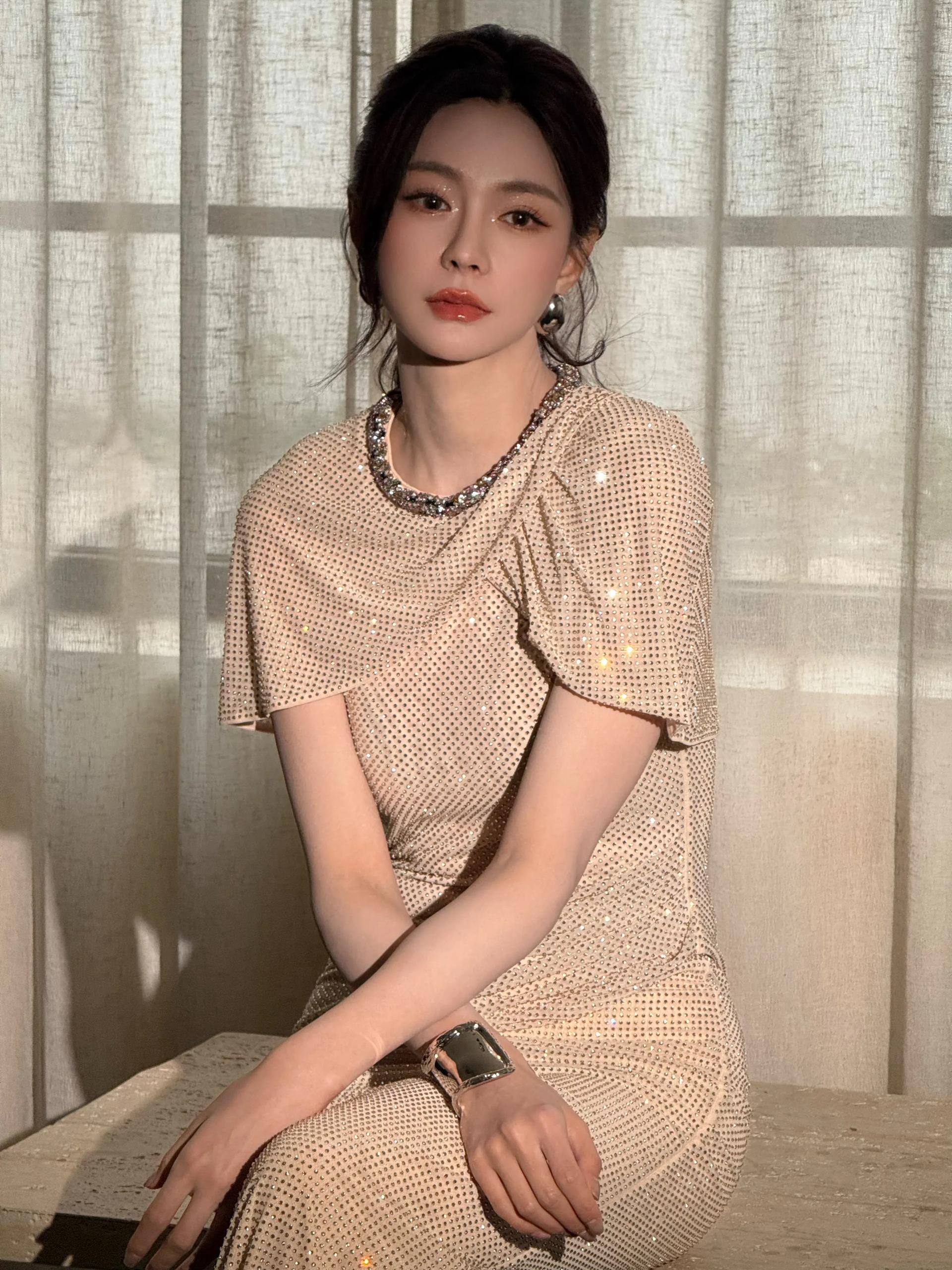 沈梦辰这次“旺”得有点扎心？
不是她突然开窍，而是谢娜把“感性主持”的天花板演成了“情绪过载”，观众终于发现，原来控场还能这么玩。

同样是搭档齐思钧，谢娜在《浪姐》里哭得比姐姐还凶，沈梦辰在《披哥》里一句“我们口述吧”直接把翻车现场变成名场面。一个用眼泪共情，一个用脑子救场，你说观众现在更吃哪套？