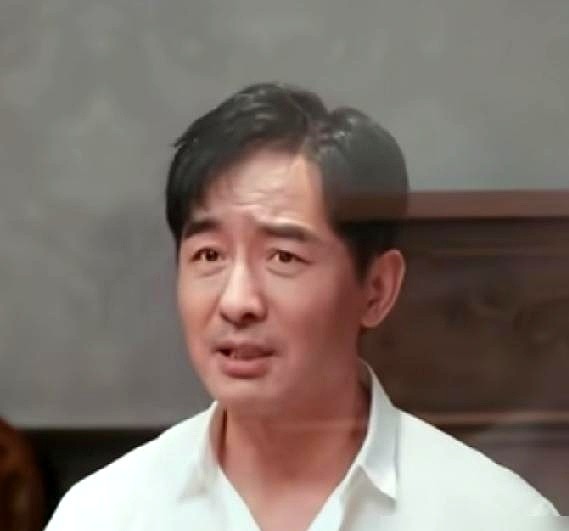 郭晓东在镜头前苦笑，我掏过大粪打过零工，怎么就没人找我演农村戏？

这位拿过国际大奖的戏骨满脸委屈。明明是地道农民出身，演戏根本不用下乡体验生活，可递过来的剧本全是大城市里的纠结知识分子。

20年前他拍电影暖，把农村小伙演活了。紧接着新结婚时代里的凤凰男何建国火遍全国。他把那种从泥地里爬出来，骨子
