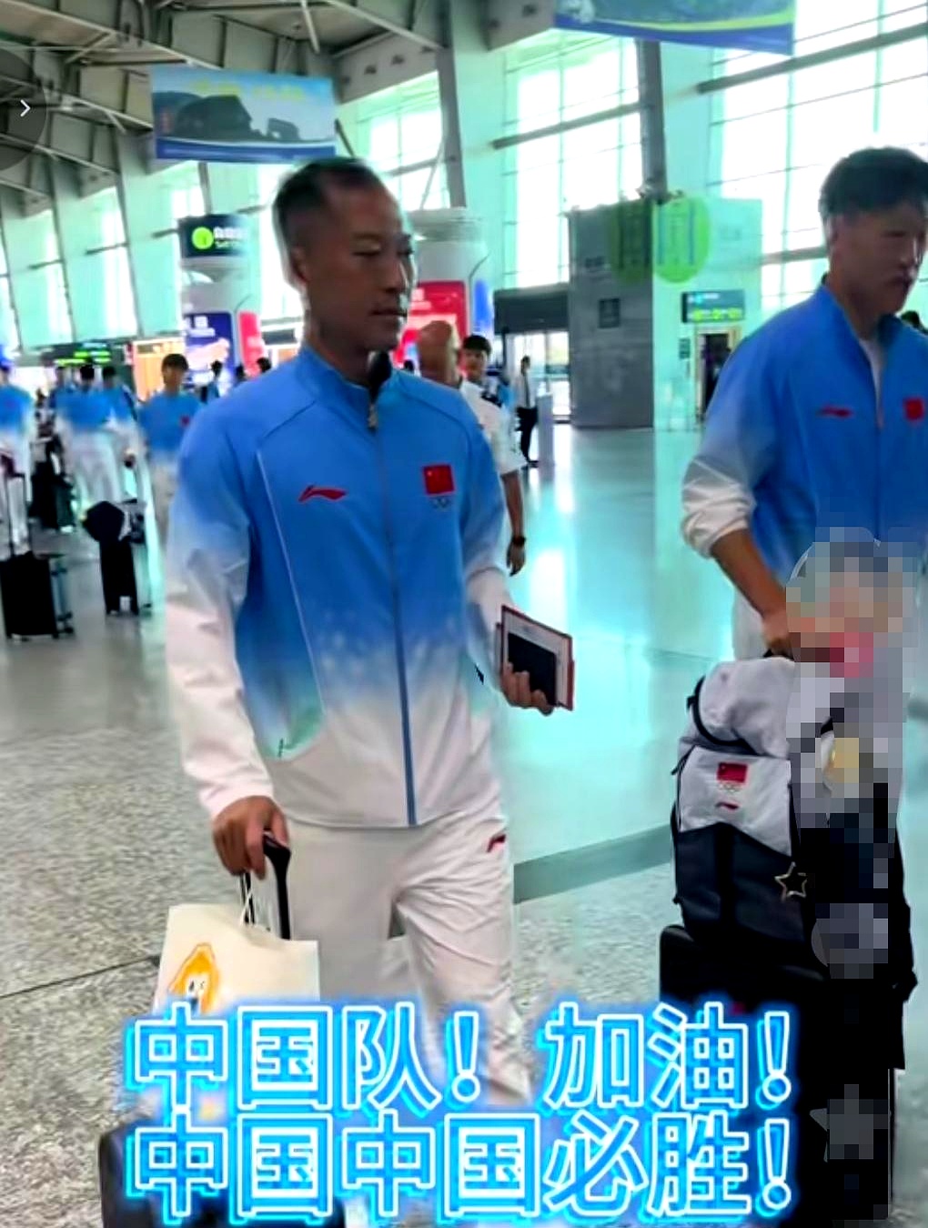 谁能想到，亚运男足出征的当口，最先让人津津乐道的竟然是谁跟谁走在一块儿
 

镜头一扫，海港的球员硬是没跟申花的球员同框，这微妙的站位也是绝了
 

老将吴曦跟朱辰杰倒是挺熟络，两人有说有笑地走在一起
 

一转眼，蒯纪闻没凑在旁边，反倒和王钰栋结成了伴
 

看这出征的场面，确实挺耐人寻味