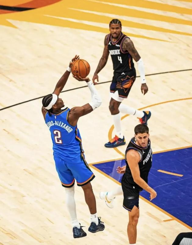 今年总冠军悬念拉满？有人说雷霆稳如泰山，有人押凯尔特人逆袭，还有人认骑...