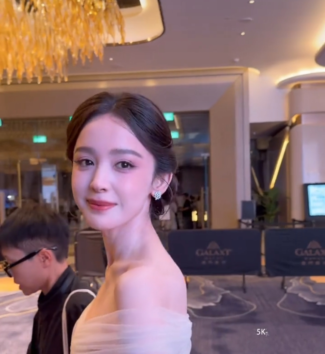 又美又温柔的娜扎，太美了，吸了口仙气般的美丽，世界上怎么有这么漂亮的女人，真滴太美了。娱乐