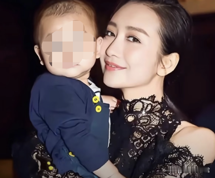 为什么王鸥去父留子？
原因很简单，
不是嫌弃孩子父亲名气低，也不是炒作，而是她年纪到了，只想要个孩子。

昨天王鸥正式对外公开自己有个孩子要养，且是自己一个人养。

当时这消息一出，半个钟就成为了热榜。

很多人都在议论王鸥官宣独自抚养孩子这件事！

她大方说了自己一个人带娃，却从头到尾，只字不提孩