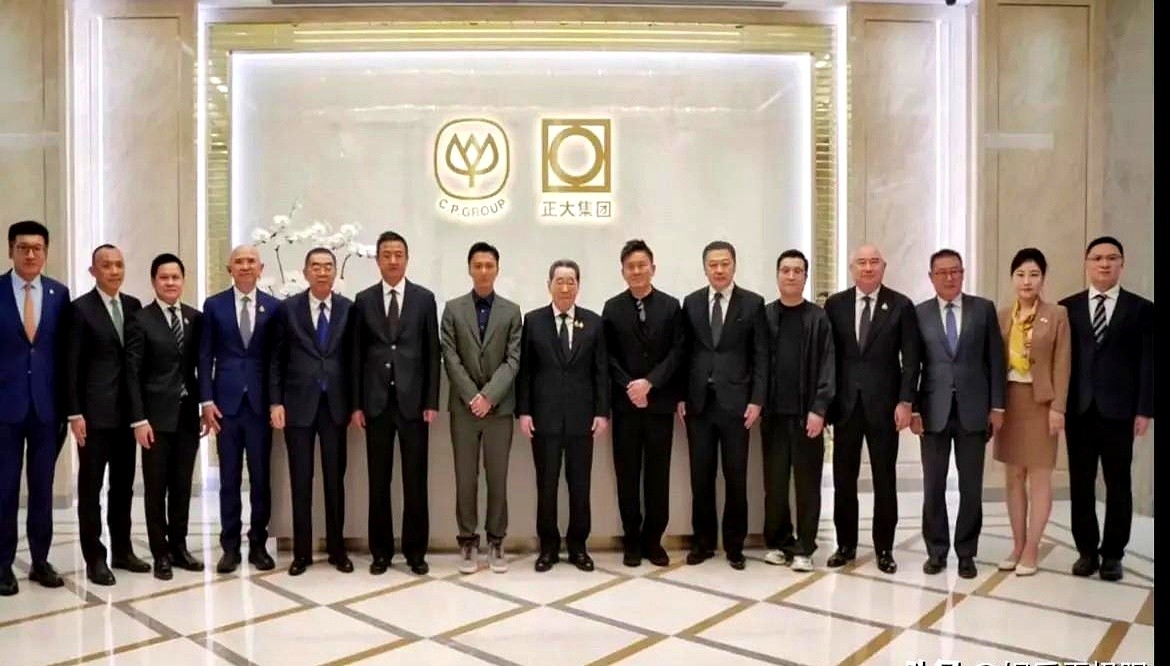 关于谢霆锋真实身高这事儿，网友们早就吵翻天了。

官方资料写着他身高174厘米。娱乐圈男星身高掺水的多，大家总觉得他虚报。结果2024年在英国的活动上，有个170厘米的女粉丝碰见他求了张合影。

合影一出来，谢霆锋实打实比这女孩高出半个头，人还特别随和没架子。到了2026年春节他在海南露面，靠着高蛋