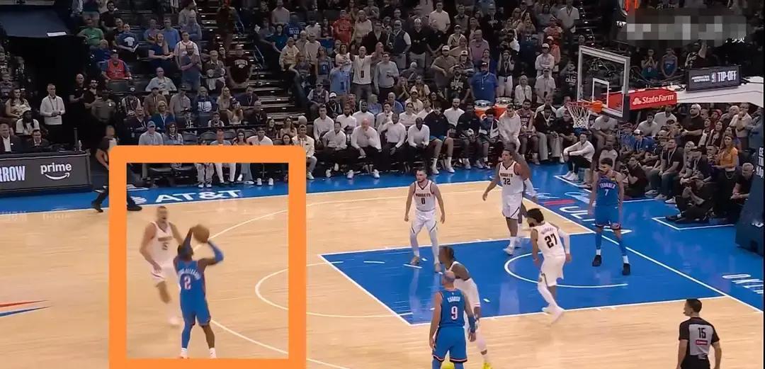在NBA能混得开的除了靠一身球技，真少不了卡鲁索这种刻进骨子里的职场情商。
雷霆主场打掘金这场球，第四节就剩一分多钟的时候，杰伦威廉姆斯推反击，球分到卡鲁索手里。当时他面前连根防守人的毛都没有，完完全全的空位机会。
换成普通的年轻球员，早拔起来直接出手刷个数据了。
卡鲁索偏不。他拿着球硬生生顿