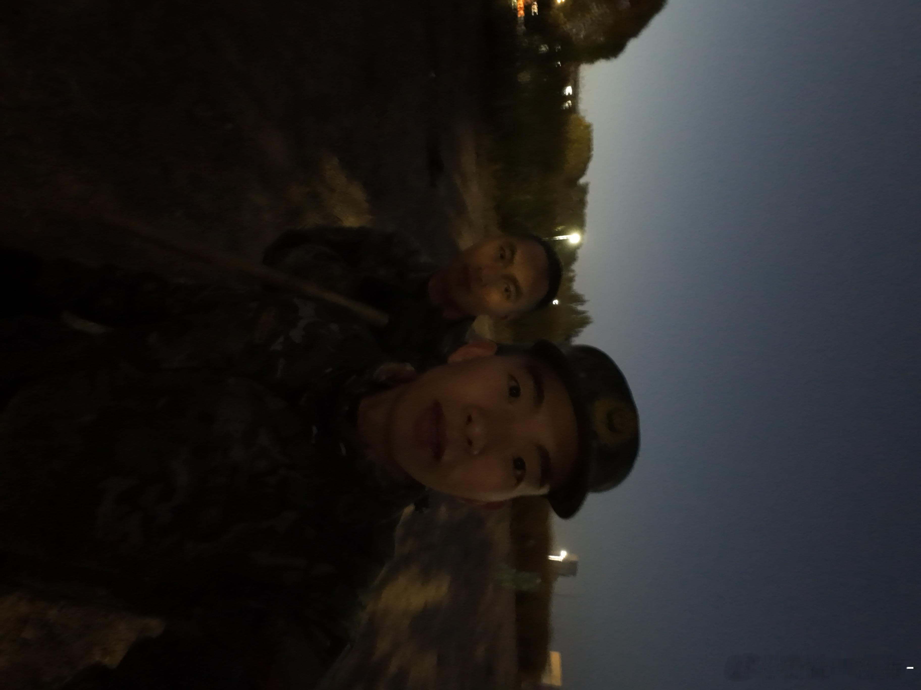 老罗 这样喊你并不是因为你有多老 而是因为你的纯朴和憨厚新兵的时候你是班里体能最好的我永远排在你后面新兵的时候大家一起摸爬滚打训练场上一起偷懒聊天那时候天很蓝时间很慢 我们总在憧憬未来 说着以后去云南玩 专业训练的时候我们一起举枪班长老是操练我跟刘晚上的时候又挣着抢着玩你的手表你在旁 ​