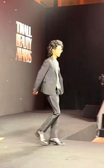 华晨宇这头发，浓密得不像话。

音乐节上，灯光一照，他那头小卷毛亮得扎眼。网友开玩笑说发带歪了，他抬手就自己调整。这人对造型的细节，有种近乎偏执的把控。其实不止这次，今年巡演他放了狠话，每场造型绝不重复。

他瘦，但穿银灰西装走路带风。配上眼镜，那种斯文贵公子的劲儿就出来了。关键身材再薄，架不住那满