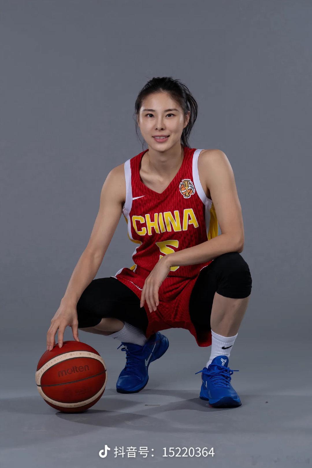 中国女篮对阵意大利的比赛，除了韩旭和杨舒予的统治力表现在，比赛存在感最强的，我认为是王思雨，一句话总结就是她总是出现在她该出现的位置，并且对比赛的掌控力很强，特别是在王思雨右脚踝关节断一根裂一根的情况，如果她完全健康，绝对是女篮的王牌首发#中国女篮[超话]##王思雨[超话]##fiba[超话]# ​