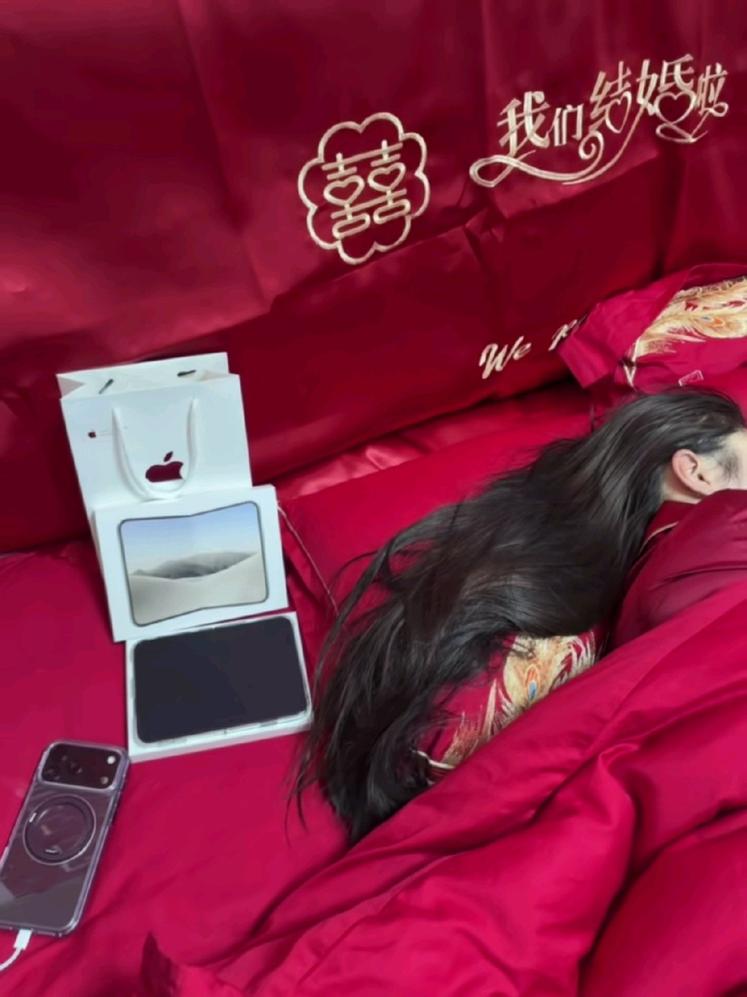 收到一个投稿，新婚之夜，他给老婆准备了一台 iPhone Duo 当惊喜，人还在床上睡着，礼盒已经摆旁边了。
 
他在那琢磨，如果现在给她一拳，她醒来应该不会生气吧。

#苹果客服回应iphoneduo屏幕故障# ​