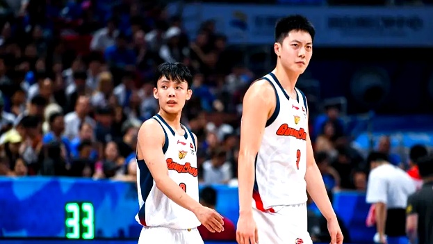 北京时间10月22日19点35分，今晚CBA常规赛第三轮一口气排了5场对决，可惜体育频道CCTV5和CCTV5+都没给排期，只有奥林匹克频道CCTV16转播北京主场硬碰深圳，另外4场包括广东战广厦、山西对上海、吉林打新疆以及福建对阵宁波。
 

说实话，广东对阵广厦这场明摆着的焦点大戏没上电视大屏，