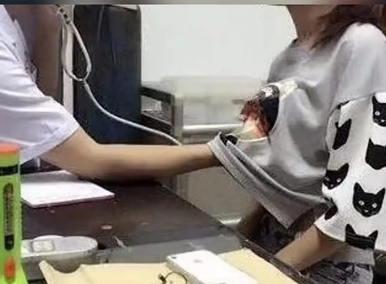 “我被摸胸猥亵20多次，一个道貌岸然的医生，实际上是一个龌蹉的色狼，实在太可怕了！”安徽马鞍山icon，女子去诊所看病，医生以她有乳腺结节icon为由行摸胸调理，乳房触诊20多次！后来女子去别的一样检查，被告知其结节摸不出也无需治疗，女子这才意识到被猥亵！医院猥亵事件 
 
女子去诊所检查乳腺，