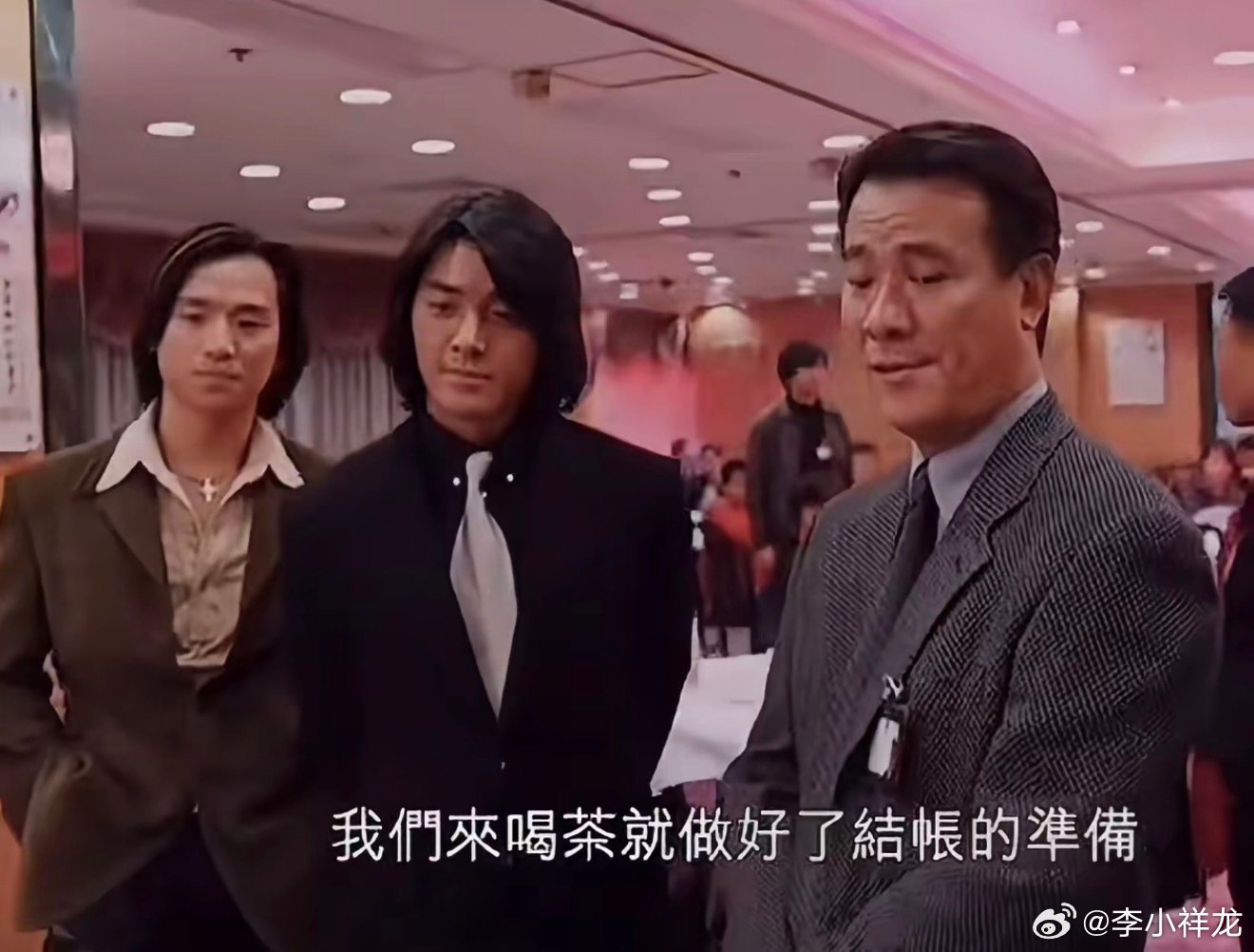 #人民日报谈星巴克消费入座#消费入座不是很正常的一件事吗？怎么还有人说星巴克玩不起，点一杯咖啡很难的话，不进去坐也很难吗？ ​