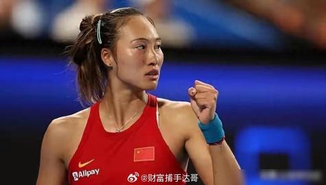 戴着特殊目镜击球，跳进游泳池里挥拍，你敢信这是郑钦文的训练日常？她就是...