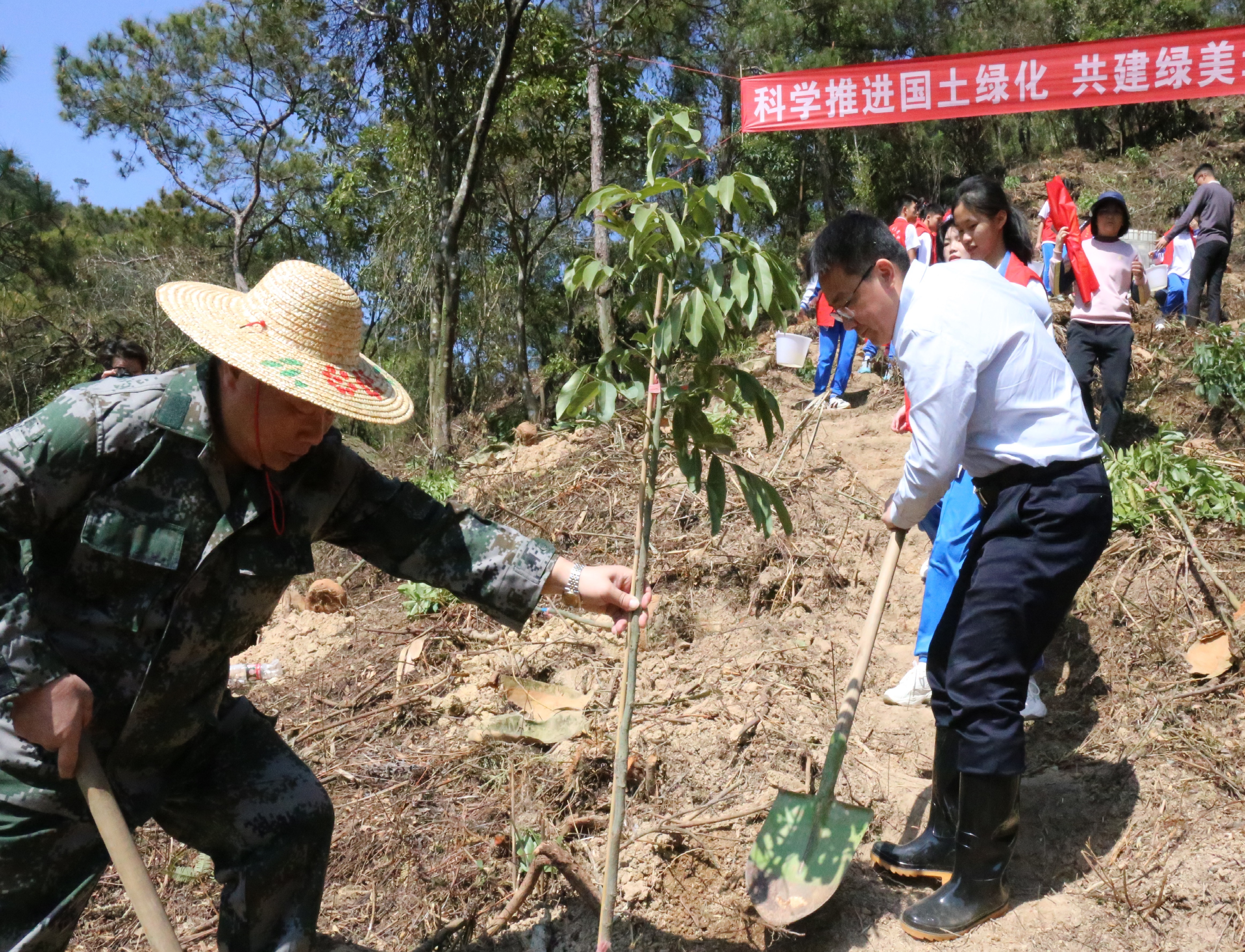 植树活动现场,王巍,梁国华,伍树全等县领导与现场干部群众,学生代表一