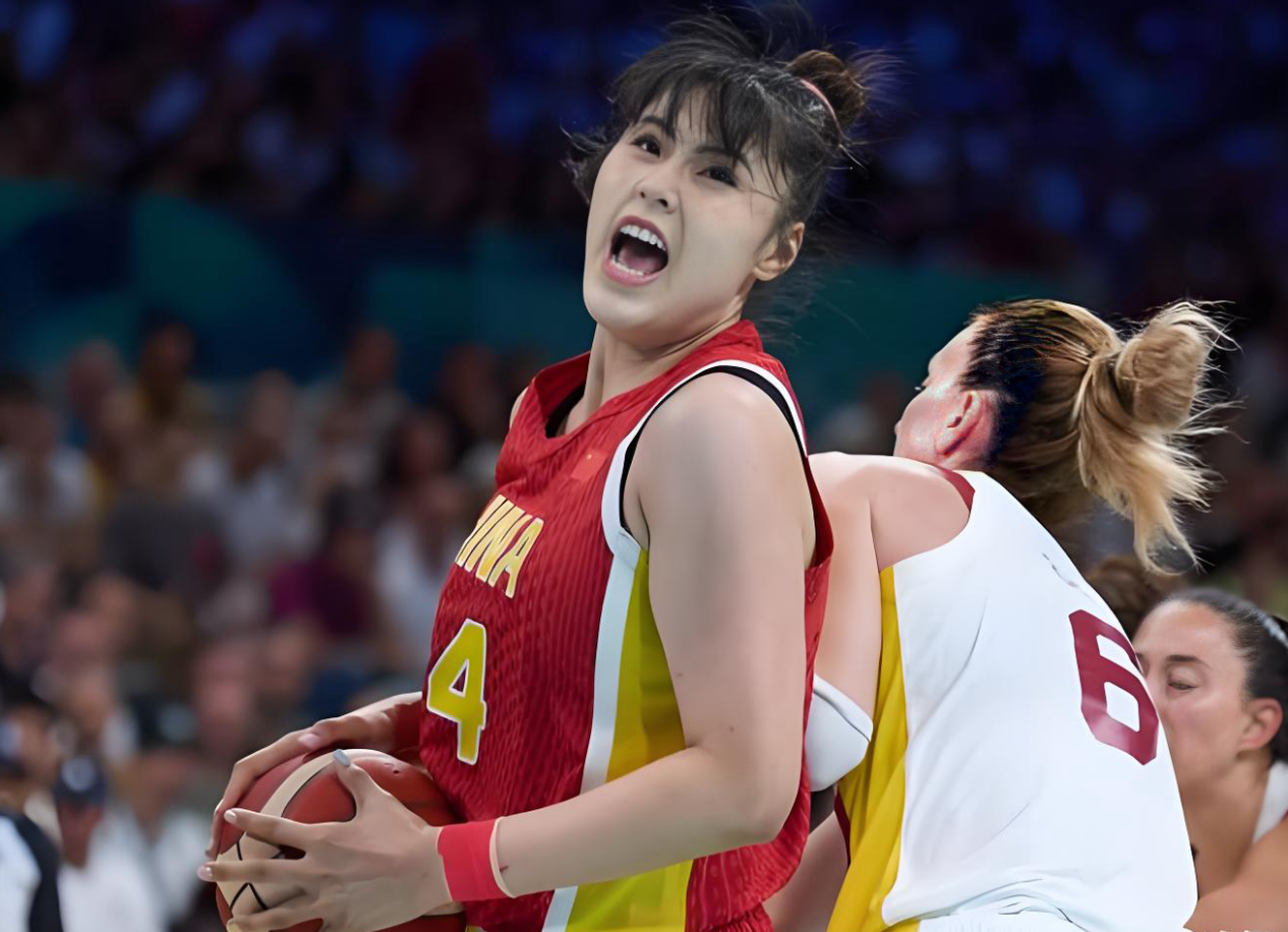 哭笑不得，李月汝无缘世界杯，原因很离谱！

9 月 2 日晚，中国篮协公布了 2026 年女篮世界杯参赛 12 人名单，韩旭、王思雨、陈明伶、陈玉婕、孙宇、唐子婷、杨舒予、李缘、张曼曼、贾赛琪、罗欣棫、张子宇在列。

名单出来后，不少球迷第一反应是找李月汝的名字，翻了两遍都没找到。

这事儿说起来充