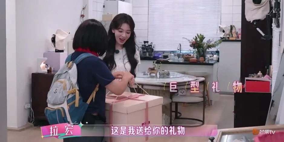 《我家那闺女2026》已经上线了，这一季节目组邀请到陈妍希、陈瑶、黄灿灿、张家齐四位闺女，揭露她们在工作之外的日常生活。这里面有光鲜亮丽的演员、乘风破浪的姐姐，还有家喻户晓的跳水运动员，其实很难想象她们平时是一种什么样的状态。 ​