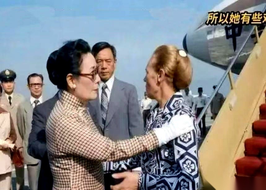 蒋方良一生不称“蒋夫人”，执意把这个名号留给宋美龄。
1975年4月老蒋病逝，接棒当家的其实已经是蒋经国。
那年9月台北松山机场一别，打着赴美就医名号的宋美龄何时回士林官邸没人给过准信。
老蒋一走，宋美龄在台的处境一下子就尴尬起来。
大部分亲友都在美国，自己继续留着，怎么看都不是滋味，于是干脆找了个