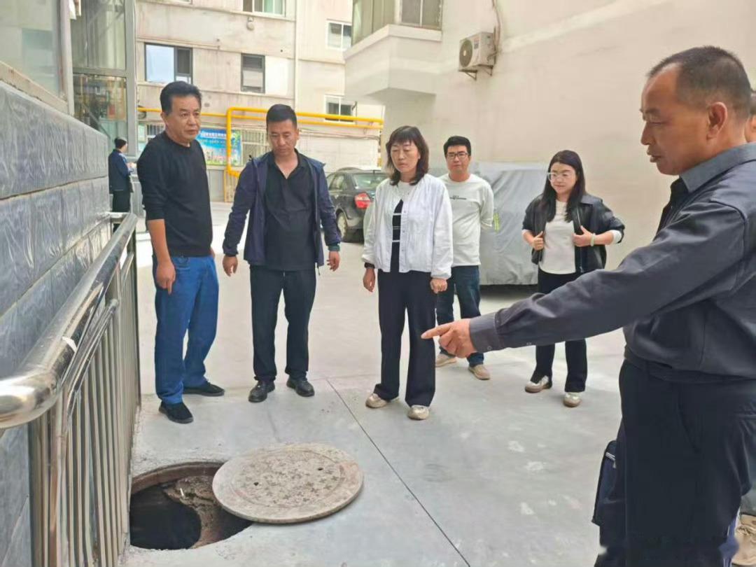兰州嘉峪关路街道老旧小区改造 【脚步下沉巡问题】兰州市城关区嘉峪关路街道坚持“建好只是开始，管好才是关键”，街道、社区党员干部带头下沉小区院落，每日开展全覆盖实地巡查，把办公室“搬”到楼栋间、工地上。重点查看施工收尾、设施修缮、环境整治进展，细致排查工程遗留问题及居民急难诉求，小到地砖松动、路灯不亮，大到管网走向、施工遗漏都逐一记录核实。“改完了不等于没事了，我们多跑一趟，群众就能少操一份心”，工作人员将巡查发现的问题当天汇总上报，做到台账日清日结，筑牢改造管护第一道防线，以“嘉园同心”的责任担当守护改造成效，让居民在细节中感受治理温度。（via:）同城热点创作计划