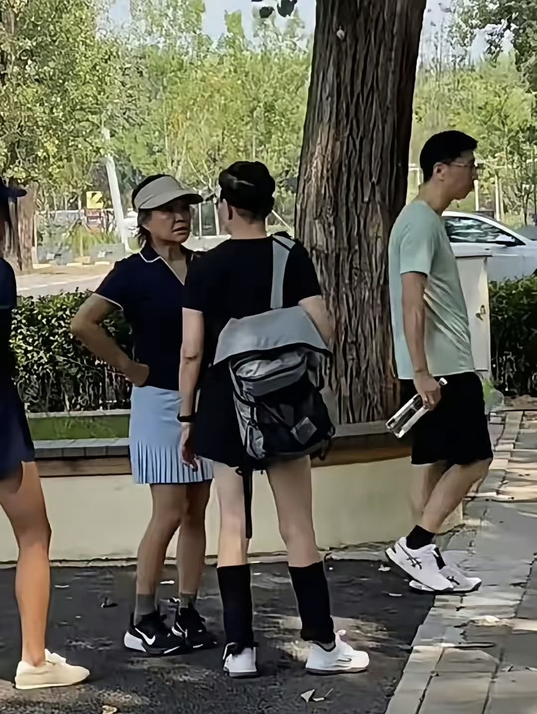 66岁宋丹丹和李静在朝阳公园跑步锻炼的照片曝光，​宋丹丹的腿部状态看上去比40岁的人还要好，旁边的李静，明显肌肉松垮很多 ​​​