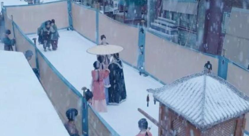 《兰香如故》：同为富家千金，为什么沈嘉兰母女给许万全银子时要用屏风遮挡，而郑蔓宜却能抛头露面买兰花 ​