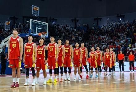 一、最新赛况（2026.8.27）

男篮世预赛亚洲区第二阶段首战，中国男篮客场83-57大胜卡塔尔，拿下阶段开门红。

• 开局短暂胶着，首节后半段打出12-0攻击波确立优势，全场牢牢掌控节奏；

• 全队5人得分上双：杨瀚森15分9篮板（内线核心）、胡明轩12分、廖三宁11分、赵嘉义11分、胡金