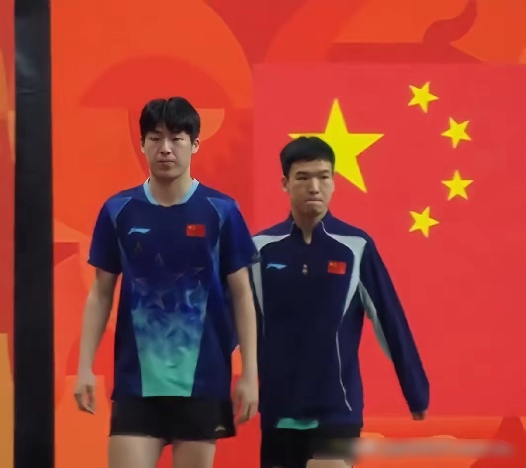 亚运会乒乓球男双半决赛
国乒组合温瑞博/向鹏VS日本组合张本智和/篠塚大登。

9月27日，亚运会乒乓球项目倒数第二个比赛日进行男双半决赛及决赛。

今天上午率先结束的一场男双半决赛，国乒组合林诗栋/黄友政在先输一局的情况下连扳四局，大比分4:1逆转战胜日本组合松岛辉空/户上隼辅晋级决赛[赞][赞]
 ​