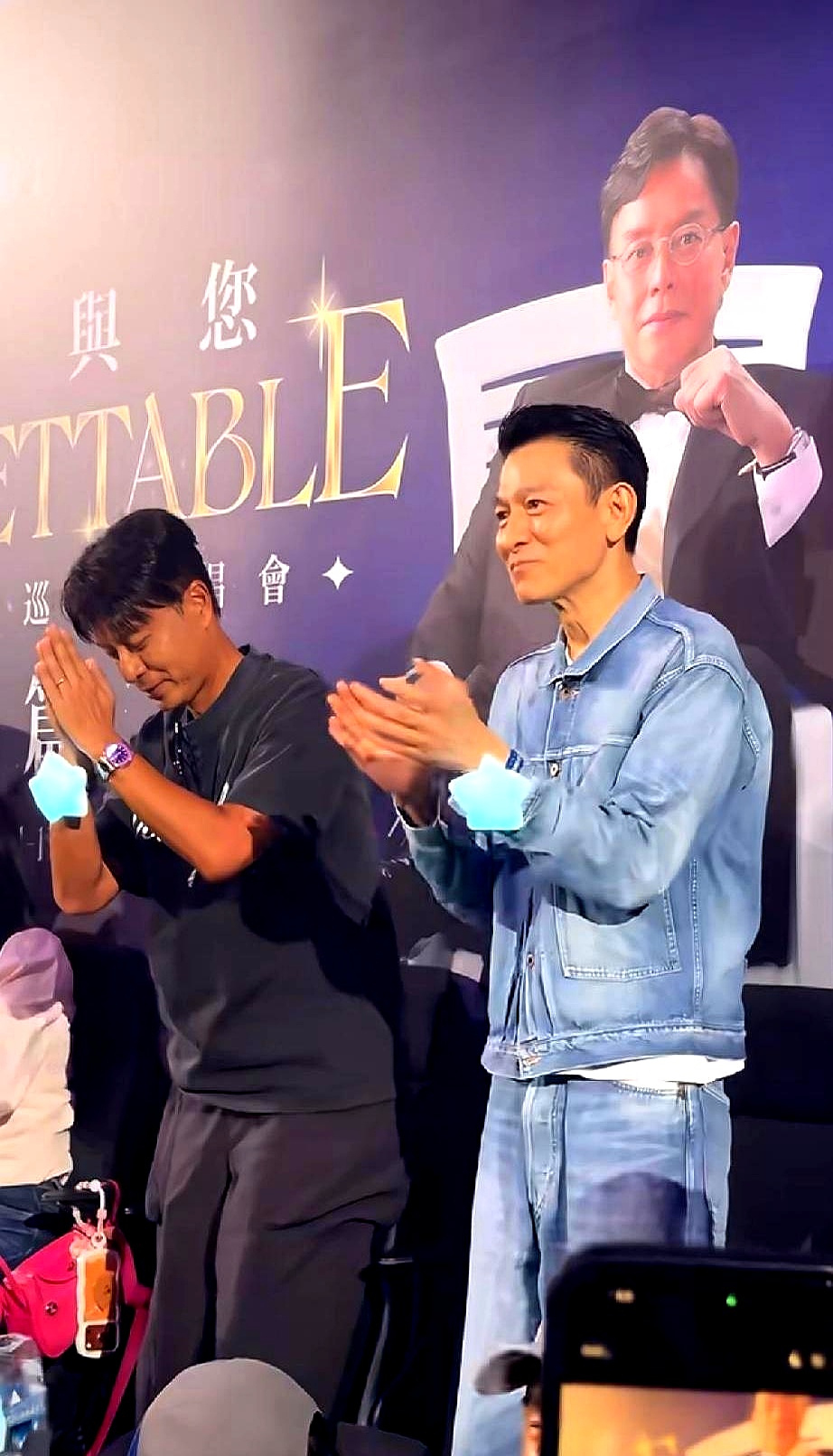 谭咏麟红馆尾场，刘德华一露面，十几号保镖瞬间拉起人墙开道，后面的李克勤连个随从都没有，一个人大步流星往前赶，这画面把圈子里的落差照得一清二楚
 

几十年的老朋友同台当嘉宾，台下的阵仗却差了十万八千里
 

刘德华走到哪都是众星捧月，排场永远拉得满满当当。李克勤没人护着，自个儿甩着手往前迈，反倒像个