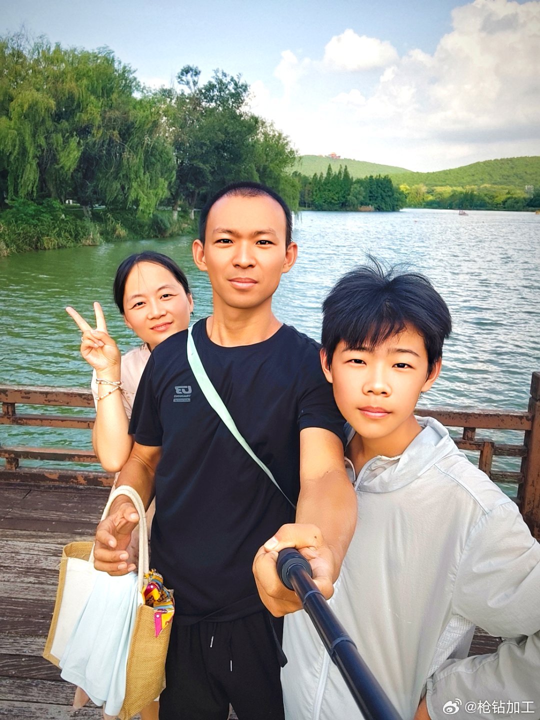 这几天秋意真的上来了，早晚出门明显凉丝丝的，再也没有之前那种闷得人满头汗的燥热，这么舒服的天气不出去玩简直亏大了。不用跑远折腾，就搞个短途自驾最合适，老人小孩坐久了也不累。
你看路边已经有叶子稀稀拉拉往下掉了，风一吹飘得慢悠悠的，看着就特舒服。开着深蓝S05载着一家子出门，它那个外放 ​
