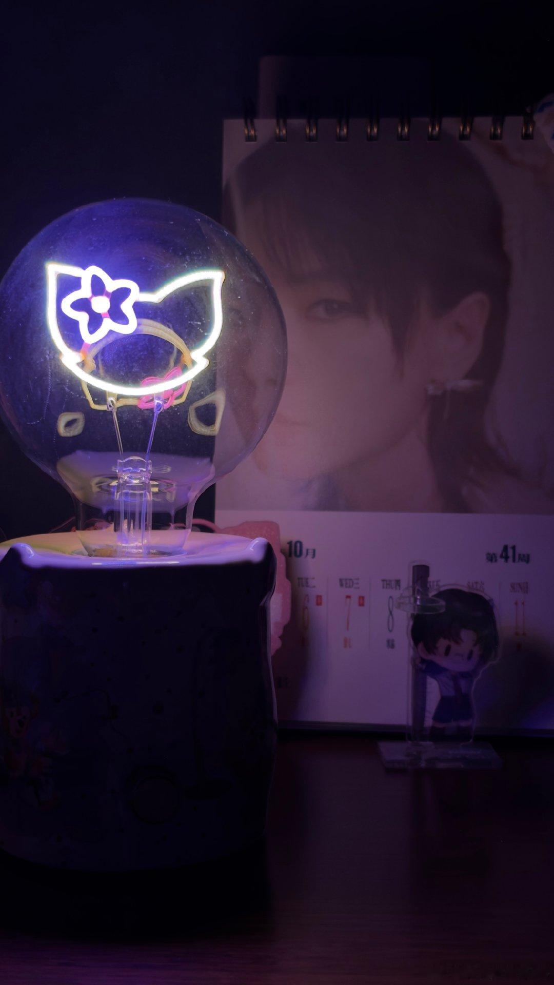 #周笔畅[超话]#  盆友送的小夜灯，配上这周的台历，神秘感满满 ​