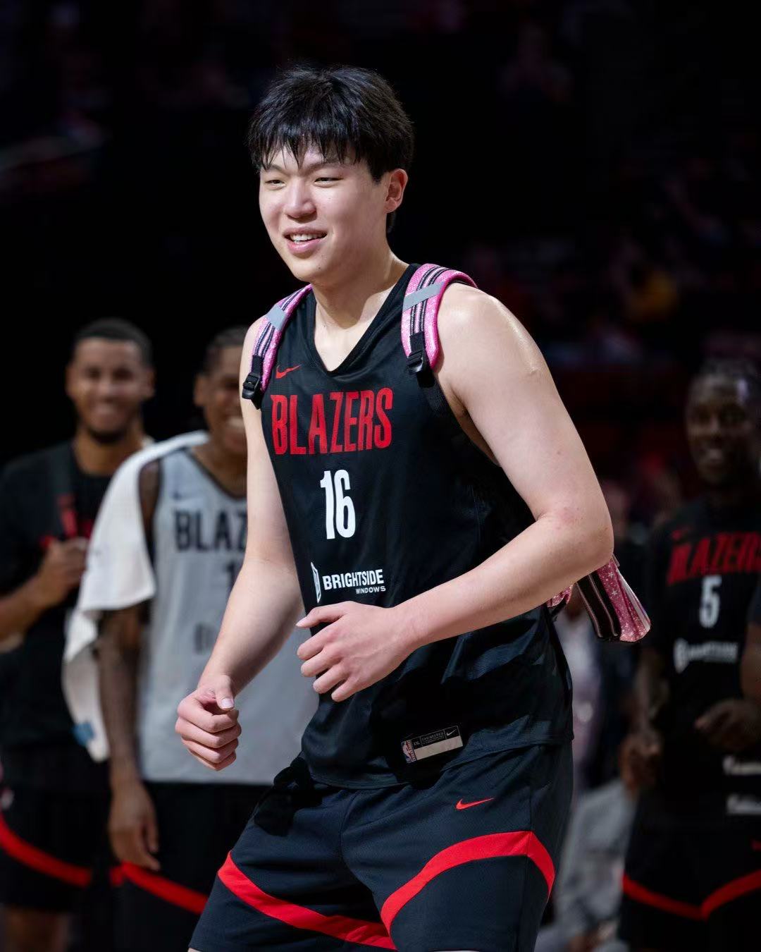 杨瀚森NBA总分破100分，这个纪录，有点尴尬。
一个21岁的中锋生涯总得分破百，全网当喜事报。可这100分里，有多少是在胜负已定的垃圾时间里打出来的，球迷心中都清楚。
揭幕战开拓者124比83狂胜太阳，第四节早花了，杨瀚森打满12分钟，4投2中凑了5分，总得分刚好破百。44场，比姚明易建联的11场