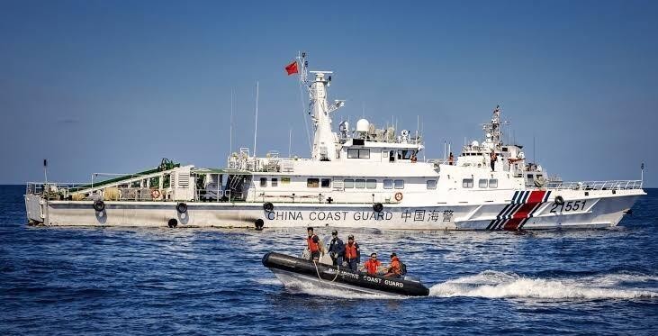 菲律宾在仁爱礁和黄岩岛连续闹事，中国海警这次没惯着，水炮直接招呼上去了。7月20日仁爱礁那边，菲方橡皮艇围顶冲撞我巡逻艇，船上的人拿着划桨长棍先动手，转头就找外媒喊冤。才过三天，7月24日黄岩岛，菲方三艘公务船又往领海里硬闯，海警喊话警告不听，水炮喷射直接把人赶走，镜头里菲船调头跑得比谁都快。这套路